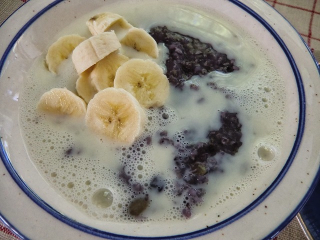 Mättande glutenfri frukostgröt med krossat bovete, linfrön, pumpafrön och blåbär