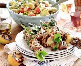 Souvlaki med ­fetaostpotatis 