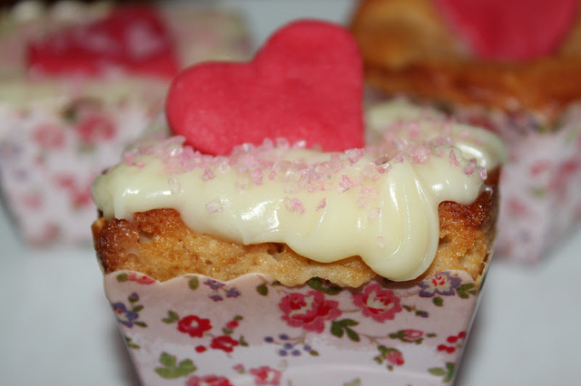 Kärleksmuffins med jordgubb och vit choklad