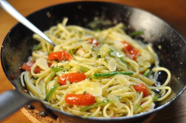 Het pasta med varma grönsaker