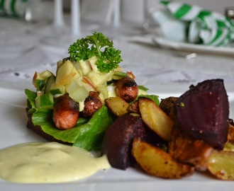 Korvburgare med currykräm och äppelsallad