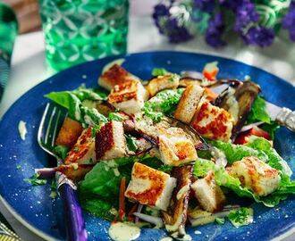 Caesarsallad på halloumi och rostad aubergine