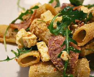 Pastasallad med salami, fetaost, pesto och ruccola