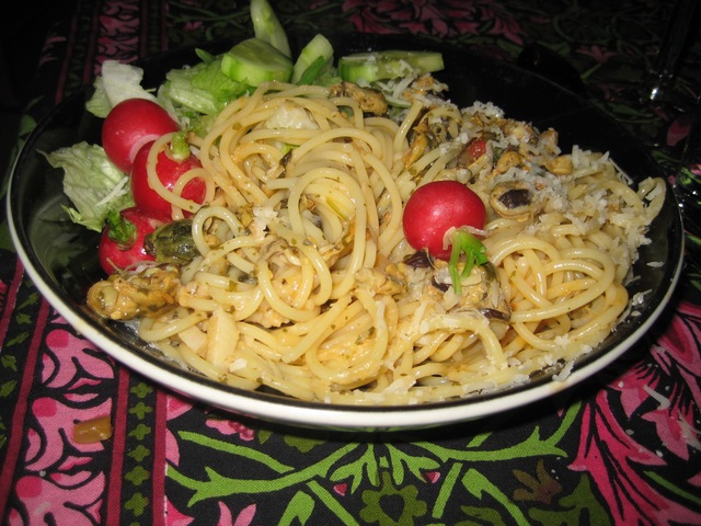 Spaghetti med musslor, vitlök, persilja & vitt vin