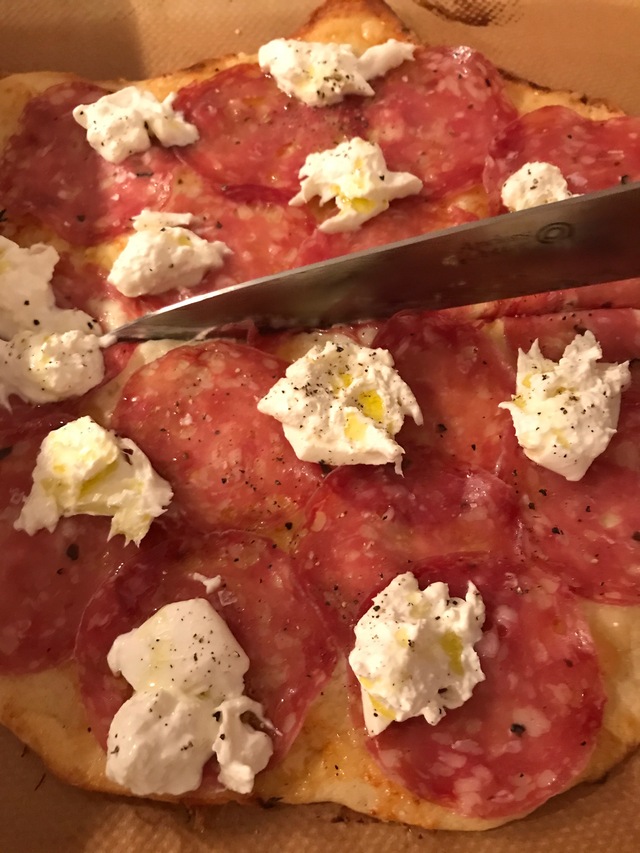Recept: pizza bianco med tryffelsalami och burrata