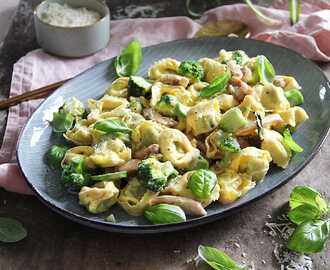 Krämig tortellini med kyckling och broccoli