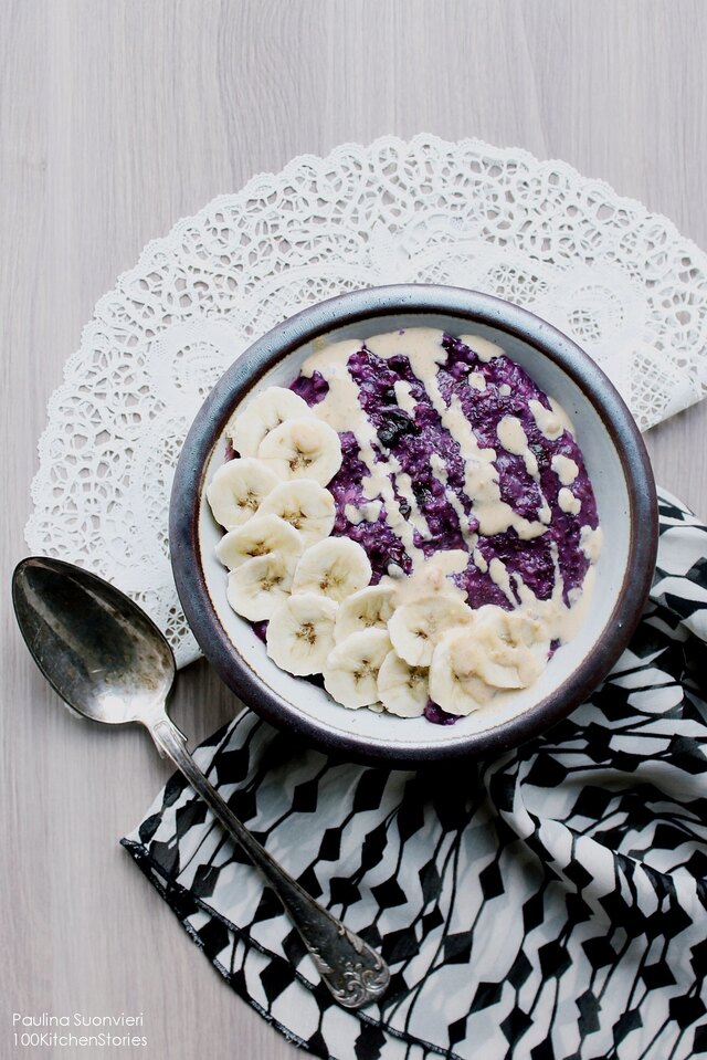Blueberry Oatmeal with Peanut Butter Sauce