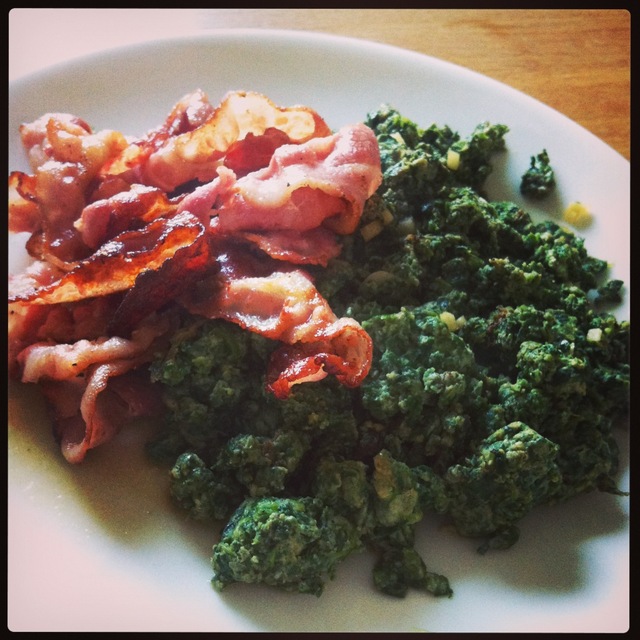 Kylskåpsrens - Spenat scramble med stekt bacon