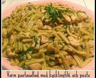 Varm pastasallad med kycklingfilé och pesto