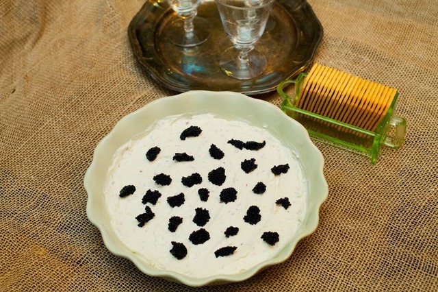 Rödlöksost med svart kaviar