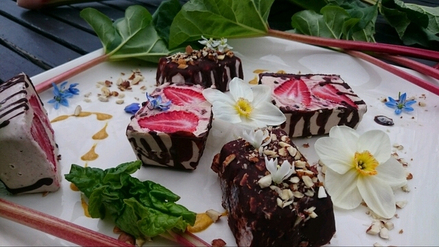 Quinoaglass med rabarber, jordgubbar och choklad