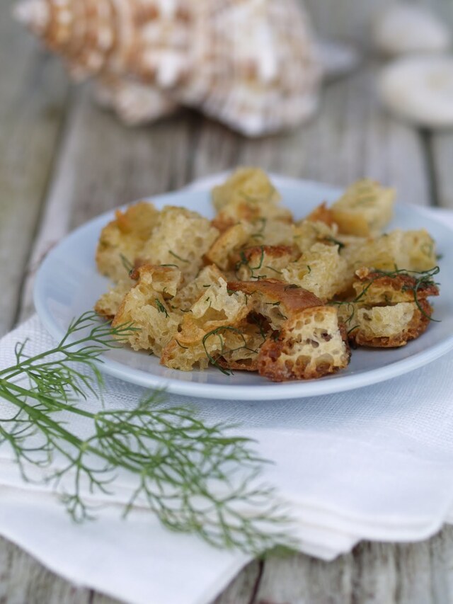 Brødkrutonger og tomatsalat