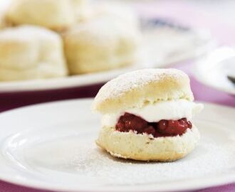 Sconesbakelser med grädde och rårörda hallon