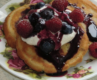 Kokosdoftande amerikanska pannkakor med sour-cream, färska bär och blåbärssirap - gluten och mjölkfria