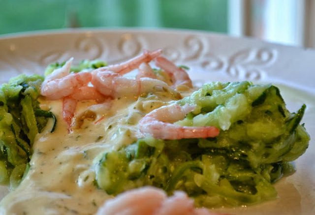 Zucchinipasta med räkor & ädelostsås