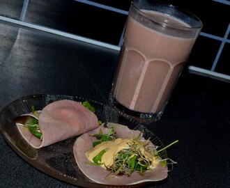 Mejerifri äggmjölk (hallonsmoothie) Skinkrulle med sallad och mejerifri paprikasås (Lchf)