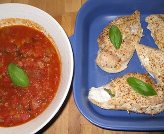 Fetaostfylld kycklingfilé med ört och tomatsås