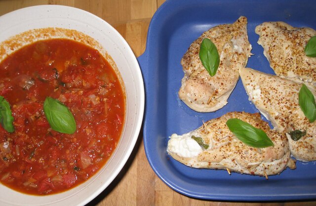 Fetaostfylld kycklingfilé med ört och tomatsås