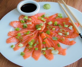 Sashimi på salmalax med salladslök, soya och wasabi