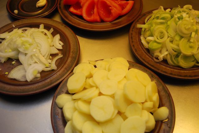 Slät soppa med potatis, purjolök och tomater