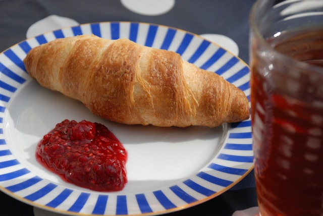 Croissant med hemlagad hallonsylt