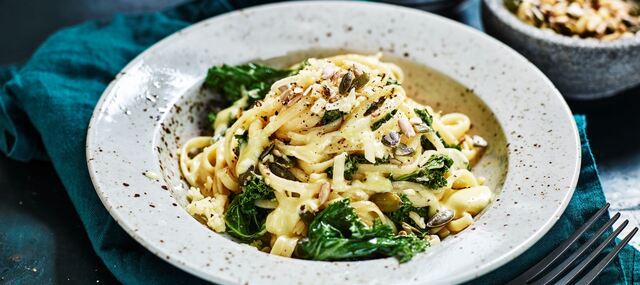 Vegetarisk pasta med grönkål, ost och frön - Recept | Arla