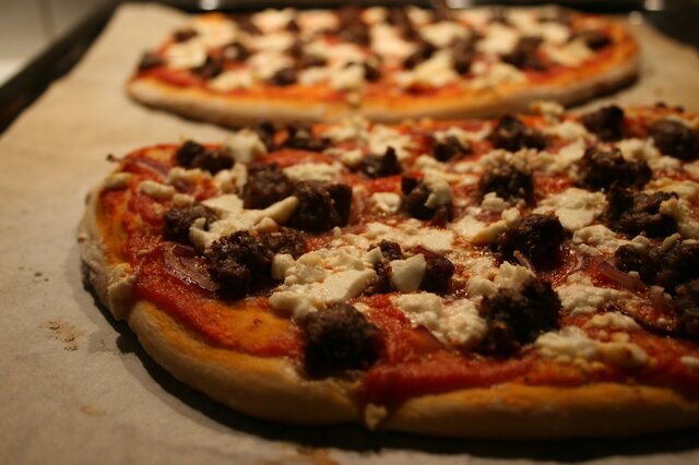 Pizza med nötfärs, rödlök, rosmarin och grekisk getost