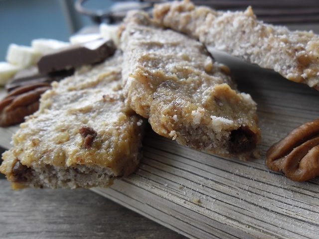 Banana pecan protein bar