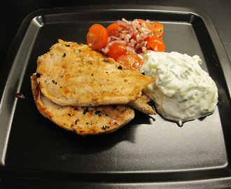 Grekisk kyckling med tzatziki och tomatsallad