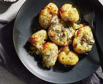 Smashed potatoes med curry och hyvlad halloumi