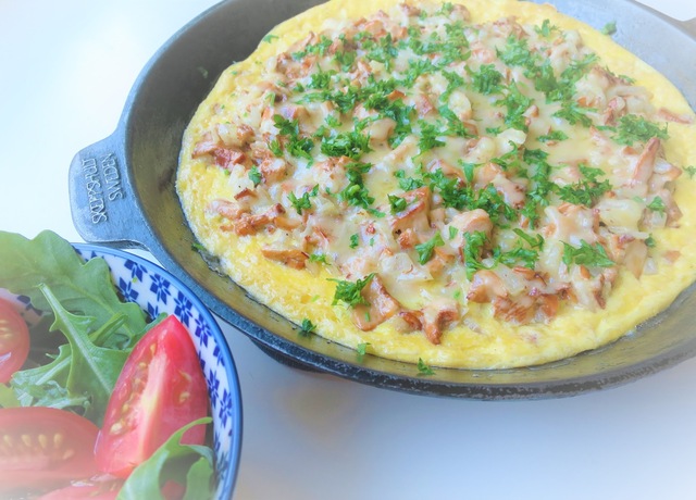 Ostgratinerad omelett med kantareller och lök + ett boktips!