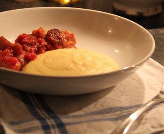 Krämig polenta med aubergine och chorizo i tomatsås