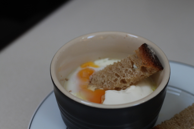 Oeufs en cocotte med crème fraiche och tryffelolja