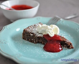 Kladdkaka med jordgubbsås