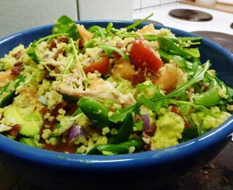 Kycklingsallad med bacon, bulgur och en massa grönt och gott