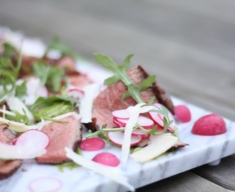 Ryggbiff med grönt, rädisor och parmesan