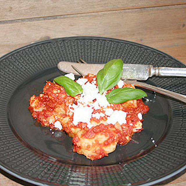 Hemmagjord Gnocchi i tomatsås, toppad med fetaost!
