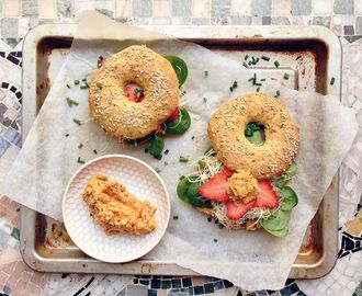 Glutenfria bagels med kräm på quinoa, morötter och jordnötssmör