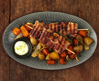 Baconlindad kycklingfilé med vitlökssås och rostad potatis