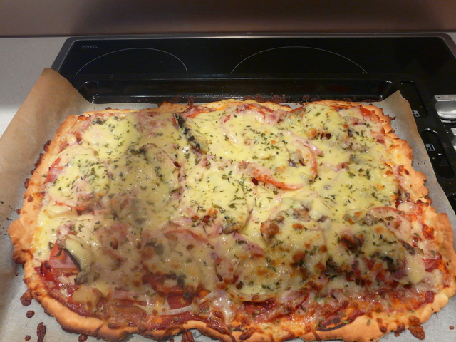 Pizza med pizzadeg på bakpulver