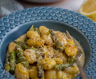 Smörstekt gnocchi med sparris i citronsås