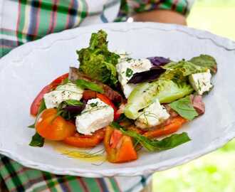 Ljummen sallad med mogna tomater, fetaost och tunt skuren lammstek