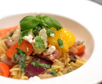 Pasta med champinjoner, fetaost och paprika