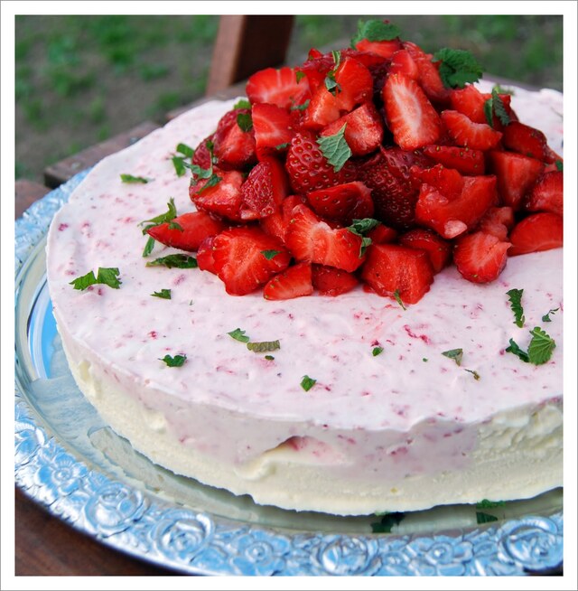 Glasstårta med smak av jordgubb och vit choklad