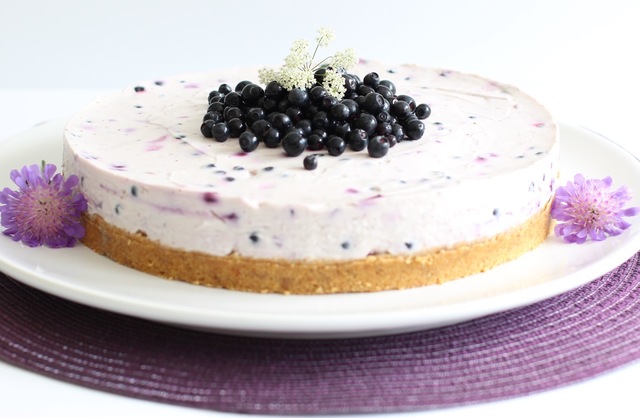 No-bake blåbärscheesecake med kardemummabotten