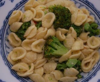 Orecchiette med broccoli och sardeller