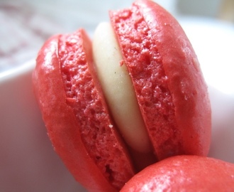 Röda Macarons med Vaniljsmörkräm