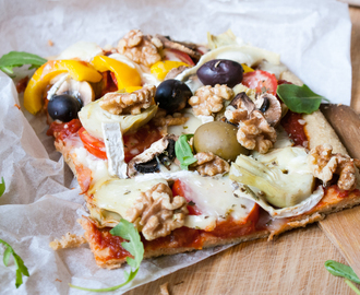 Glutenfri, vegetarisk pizza med extra mycket allt