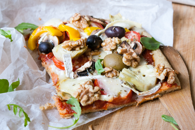 Glutenfri, vegetarisk pizza med extra mycket allt