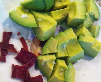 En enkel lunch, avokado och wild chips